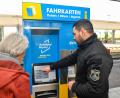 Bild: Petra Hartl
So ist es von der Bahn gewollt: Ahmad Alahmad (rechts) hilft Fahrgästen bei Ticketkäufen am Bahnhof in Amberg. Warum an einigen Tagen kein Erklär-Personal vor Ort war, lässt das Unternehmen gerade prüfen.