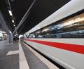 Bild: Martin Schutt/dpa
Ein ICE fährt in den Erfurter Hauptbahnhof.
