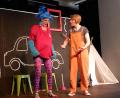 Bild: hka
Das Schulkind Mola (Anita Kinscher, rechts) holt sich Rat bei ihrem Bauchgefühl (Judith Gleixner) im Präventionstheater "Fühl mal".