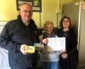 Bild: Georg Mertel/exb
Pfarrer Roland Klein, Maria Hummer und Hilde Mertel bei der Spendenübergabe.