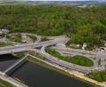 Bild: Autobahn Südbayern / Felix Bonn
Ein Blick auf den südlichen Ausgang des Pfaffensteiner Tunnels: Hier trifft die Anschlussstelle Regensburg-Pfaffenstein mit den Donaubrücken auf engstem Raum zusammen.