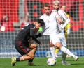 Bild: Daniel Karmann/dpa
Der 1. FC Nürnberg ging vor dem FC St. Pauli in die Knie: In dieser Szene jagt der Hamburger Hauke Wahl (rechts) Club Stürmer Can Uzun den Ball ab.