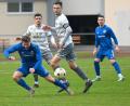 Bild: Werner Franken
Maurizio Göhlert (Mitte) und Stefan Graf (hinten links) beobachten, wie ein Spieler des TSV Bogen zu Boden geht.