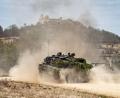 Bild: Bundeswehr Susanne Haehnel
Künstlichen Nebel hat der aufgewirbelte Staub auf der Panzerstraße ersetzt. Ein Kampfpanzer Leopard 2 ist zur Gefechtsaufklärung im Schatten der Hohenburg unterwegs.