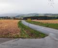 Bild: mnt
Links und rechts der Verbindungsstraße nach Tännesried könnte in Berg eine 12,8 Hektar große Freiflächenphotovoltaikanlage entstehen. Das Vorhaben befindet sich noch am Anfang der Planung. Es müssen zunächst Kapazitäten und mögliche Anschlusspunkte mit dem Netzbetreiber geprüft werden.