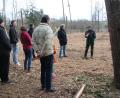 Bild: bjp
Abgeräumt sieht das stadteigene Waldstück (Hintergrund) auf der Flur "Lanz" aus. Doch Forstrevierleiter Martin Gottsche (rechts, mit Bürgermeister Bernhard Stangl Bauausschussmitgliedern) ist überzeugt, dass hier in einigen Jahren eine vielfältige Pflanzen- und Tierwelt entstehen wird, die das "Ökokonto" der Stadt Pressath nicht unerheblich auffüllt.