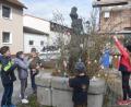 Bild: fz
Die Kinder bringen ihre selbst bemalten Eier mit und hängen sie an den Ästen am Florianbrunnen auf.