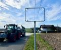 Bild: Gabi Schönberger
Ein Bulldog fährt gerade auf der Straße an dem fehlenden Ortsschild von Asbach vorbei. Die Gemeinde Kirchenthumbach hat bereits ein neues Schild bestellt.