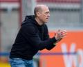 Archivbild: Swen Pförtner/dpa
Trainer Joe Enochs und der SSV Jahn können nicht mehr gewinnen.