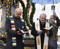 Bild: hcz
Dekan Thomas Guba und Pfarrer Andreas Uschold segnen den Osterbrunnen. Als "Schirmherr" wirkte wegen des andauernden Regens Bürgermeister Reinhold Wildenauer.