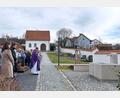 Bild: Birgit Übelmesser/exb
Vor zahlreichen Gläubigen segnete Pfarrer Heribert Stretz das neue Schöpfbecken am Friedhof in Kastl.
