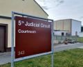 Bild: scm
Knapp drei Kilometer hinter dem Tor zu den Rose Barracks in Vilseck, in einem unscheinbaren beigen Gebäude befindet sich der Gerichtssaal des "Judicial Circuit".