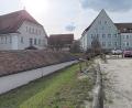 Bild: as
Das Amtsgebäude IV des Landratsamts Tirschenreuth soll sich einmal an Gebäude II (rechts im Bild) über eine Brücke anschließen. Die Vorarbeiten, darunter der Abriss der Garagen (links im Bild), sollten eigentlich in diesem Jahr vorangetrieben werden. Doch nun wird die 2024 für das Projekt eingeplante Million aus dem Kreishaushalt eingespart.