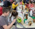 Bild: do
Kinder und Jugendliche begeisterten sich in der Ausstellungshalle des Kleintierzuchtvereins Eschenbach für das Osterbasteln. Auch Eltern, Omas und Opas hatten ihre wahre Freude