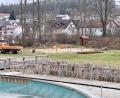 Bild: hdk
Die Mitarbeiter des Bauhofes in Königstein bereiteten die neue Freilichtbühne im Naturbad letzte Woche vor.