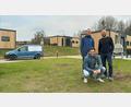 Bild: Franz Dietl/exb
Elf Tiny-Häuser stehen. Matthias Hauer (sitzend), Franz Dietl (links) und Bernd Mehltretter peilen im Endausbau 14 bis 16 Gebäude auf dem Gelände des Feriendorfs Seeblick bei Neunburg vorm Wald an.