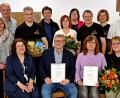 Bild: R. Kreuzer
Die Kolpingsfamilie Neunkirchen stellt sich neu auf. Den Vorsitz übernimmt Petra Teichner (sitzend, rechts) von Roland Hoffmann (stehend mit Korb).