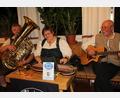 Bild: frd
Das Trio „Blecherne Sait`n – der Fritz, die Ingrid und der Sepp aus Schnaittenbach – bereichern die Geburtstagsfeier mit bayerischem Liedgut und humorigen Einlagen.