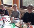 Bild: wrm
Sophia, Amelie und Sophie waren sehr fleißig. Teilweise haben sie in der Bastelzeit drei Osterkerzen angefertigt.
