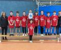 Bild: Hans Walter/exb
Die siegreichen Turnerinnen und Turner der Grundschule Neustadt mit ihrer Betreuerin und dem Vertreter der Sparkasse Hans Püttner