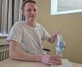 Bild: Lowak
Dr. Christoph Schirdewahn, Facharzt für Orthopädie am Klinikum Weiden und selbst begeistert Läufer, erklärt, was man tun kann, um beim Laufen keine Knieschmerzen zu bekommen.