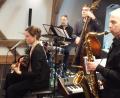 Bild: e
„Cheers“ in Theuern mit Franziska „Franzi“ Graz (Gesang, Gitarre), Michael Eisperger (Piano, Tenorsaxofon), Tom Matejevic (Bass) und Benny Kroll (Schlagzeug).
