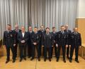 Bild: tne
Die Beförderten der Ammersrichter Feuerwehr (von links): Kommandant Christian Schafbauer, erster Vorsitzender Wolfgang Nagler, Bürgermeister Martin Preuß, Reinhard Birner, Torsten Windisch, Thomas Weber, Tobias Neudecker, Jonas Kemter, erster Vorsitzender der Feuerwehr Amberg Tobias Höhne, zweiter Vorsitzender Jürgen Köppel und zweiter Kommandant Christian Karl.