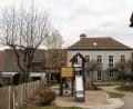 Bild: lum
Das bestehende Gebäude des städtischen Kindergartens „Kunterbunt“ soll erweitert werden, die zur Verfügung stehenden Räumlichkeiten sind nicht ausreichend. Links im Bild die Scheune des ehemaligen Stromberg-Anwesens, die für einen Anbau des Kindergartens nach aktuellen Planungen weichen muss.