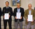 Bild: Hirsch
Bürgermeister Frank Zeitler (links) verleiht den langjährigen Vereinsfunktionären Reinhard Monat, Anton Eimer, Manfred Renz und Christian Grasser (von links) die Ehrengabe der Stadt Nabburg.