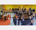 Bild: u
Die Krippen- und Kindergartenkinder und das Erzieherinnen-Team der Kita St. Vitus erlebten mit Matze (links) von den Kindermusikern einen Projekttag, bei dem Lieder aufgenommen wurden.