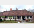 Bild: jp
Das derzeit als Schule dienende Gebäude am Klosterberg soll, wenn die Sanierung der Volksschule abgeschlossen ist, In eine Außenstelle des Kastler Kindergartens umgebaut werden. Damit wird dann das Kolping-Jugendheim, in das eine Kindergartengruppe ausgelagert ist, wieder frei.
