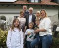 Bild: exb
Bürgermeister Albert Geitner (Dritter von links) zusammen mit Heidemaria und Hubert Schuster sowie deren Töchter Stephanie Dotzler und Corinna Eisner und den Enkelkindern Anna-Lena, Bastian und Tim.