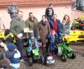 Bild: amö
Auch der Kindergarten Winklarn wird mit zwei Tretbulldogs und einer Motorsäge beschenkt. Martin Hofstetter (vorne links) und Josef Maier (hinten links) übergeben die Fahrzeuge der Leiterin des Kindergartens, Daniela Schmidbauer. Mit im Bild Dritter Bürgermeister Robert Eibl (Zweiter von rechts)