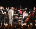 Bild: Petra Hartl
Das Siemens-Wohltätigkeitskonzert im Stadttheater Amberg brachte einen satten Erlös von 7.684,20 Euro. Bei der Spendenübergabe (von links) Michael Cerny, Hans-Peter Scharl, Ramona Grosser und Martin Reinhardt.