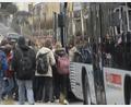 Archivbild: Unger
Schüler steigen in einen Bus.
