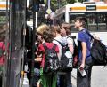 Archivbild: Karin Wilck
Schüler steigen in einen Bus. Die ÖPNV-Anbindung des östlichen Landkreises Schwandorf zu Schulen im Landkreis Cham klappt nun besser.