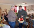 Bild: fla
Mit einem kleinen Geschenk bedankt sich SPD-Vorsitzender Hans-Peter Reil (rechts) bei Martin Troidl (links) für seine langjährige Mitarbeit im Waldthurner Gemeinderat.