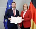 Bild: Carsten Koall/dpa
Damit wird es offiziell: Bundestagspräsidentin Bärbel Bas überreicht Uli Grötsch die Ernennungsurkunde fürs neue Amt als Polizeibeauftragter des Bundes.