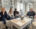Bild: Leon Karwath
Lucie (Zweite von links) und Kateřina (Dritte von links) haben sich gut eingelebt. Mit ihren Gasteltern Gabriele (links) und Manfred Laurich verbringen sie viel Zeit.