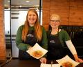 Bild: Marco Meier
Verena Schneider (links) und Eveline Hackenberg bereiten ihr Lieblingsrezept für vegane Bolognese zu.