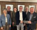 Bild: Andreas Royer
Dank und Anerkennung für seine zwölfjährige Amtszeit als Erster Bürgermeister galten Michael Göth (Dritter von rechts) von Fraktion und Ortsverein der SPD mit (von links) Dritter Bürgermeisterin Hildegard Geismann, Armin Rüger, Elisabeth Winter-Göth, Thomas Steiner und Achim Bender.