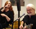 Bild: Houschka
Tanja Raith (links) und Andi Blaimer: Ein Ehepaar, das in der Nähe von Roding wohnt und sich in allen Bereichen des Lebens prächtig ergänzt. Auch und ganz besonders als Musiker.