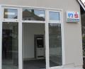 Bild: soj
Der Geldautomat für Kunden der Raiffeisenbank und der Sparkasse befindet sich nun in den neuen Räumen des alten Feuerwehrhauses.