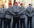 Bild: Kunz
Brigadegeneral Michael Podzus (Mitte) übergibt das Kommando über das Bataillon an Oberstleutnant Stefan Zadlo (Zweiter von links). Sein Vorgänger Oberstleutnant Thorsten Wallschus (Zweiter von rechts) geht nach Berlin.