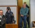 Bild: Daniel Vogl/dpa
Der Angeklagte (r) wird in den Gerichtssaal geführt. Der Rechtsanwalt des Angeklagten, Maximilian Siller (l), steht an seinem Platz.
