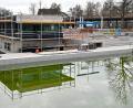 Bild: Petra Hartl
Auf baldigen Saisonstart deutet im Waldbad derzeit nur sehr wenig hin. Zwar laufen die Arbeiten rund um das Springerbecken mittlerweile auf Hochtouren. Doch dieser Bereich wird auch nach der Öffnung des Bades für mehrere Wochen abgesperrt bleiben, weil sich die Anschlussarbeiten für die Badewassertechnik bis in den Juni oder gar Juli hinein ziehen können.
