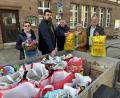 Bild: ge
Erster Bürgermeister Stefan Frank (Zweiter von links) half gleich mit, die Lebensmittelspenden der Initiative "MEINE" ins Haus zu bringen - von links Lisa Nerlich, Kurt Falk, Christa und Manfred Lilla.