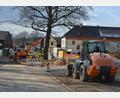 Bild: jr
Seit gut zehn Tagen gehen die Arbeiten zur Erneuerung des Kanalnetzes in Kondrau weiter. Für diese Maßnahmen sind heuer 1,9 Millionen Euro im Haushalt der Stadt Waldsassen eingeplant – der mit Abstand größte Posten bei den Investitionen.