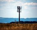 Symbolbild: Andreas Arnold/dpa
Ein Telekommunikationsunternehmen will bei Schönlind-Trondorf in Nähe der Osterhöhle einen 5G-Mobilfunkmast aufstellen, was dem Neukirchener Gemeinderat nicht gefiel. Das Gremium muss nun aber doch zustimmen.
