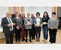 Bild: rgl
Pfarrer Arnold Pirner, Schatzmeisterin Marianne Paulus, Luise Köllner, Susi Höchtl, Rita Gleißner, Enikö Nagy, Christina Neiß, Petra Irlbacher (von links) bei der Übergabe der Spenden.